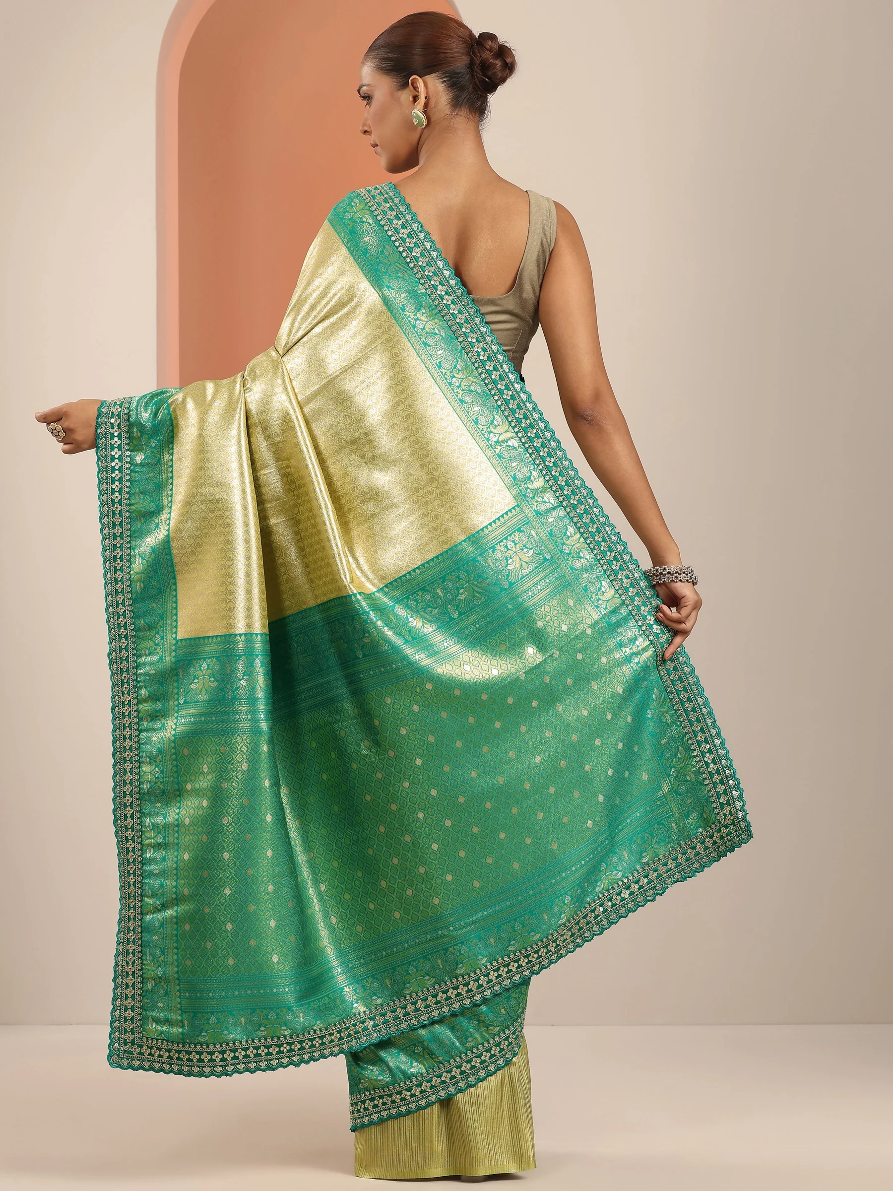 green woven design banarasi silk blend saree with unstitched blouse piece green woven design banarasi silk blend saree with unstitched blouse piece